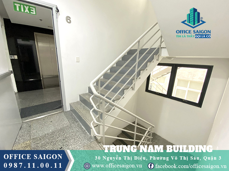 Thang thoát hiểm bên trong văn phòng cho thuê toà nhà Trung Nam Building Quận 3