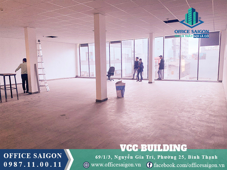 Khách xem mặt bằng 150m2 văn phòng cho thuê toà nhà VCC Building Quận Bình Thạnh