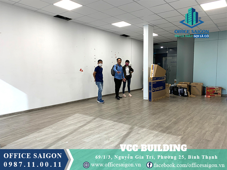 Khách xem mặt bằng 70m2 văn phòng cho thuê toà nhà VCC Building Quận Bình Thạnh