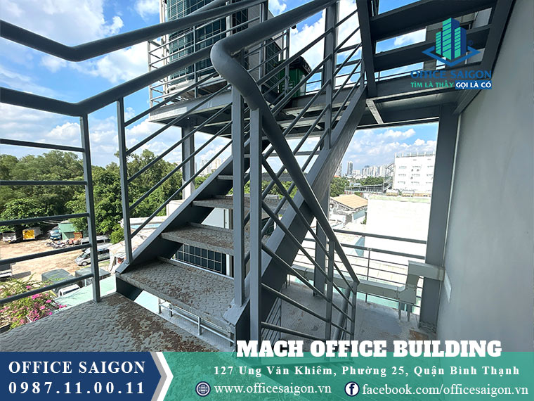 Thang thoát hiểm tại văn phòng cho thuê MACH Office Building quận Bình Thạnh