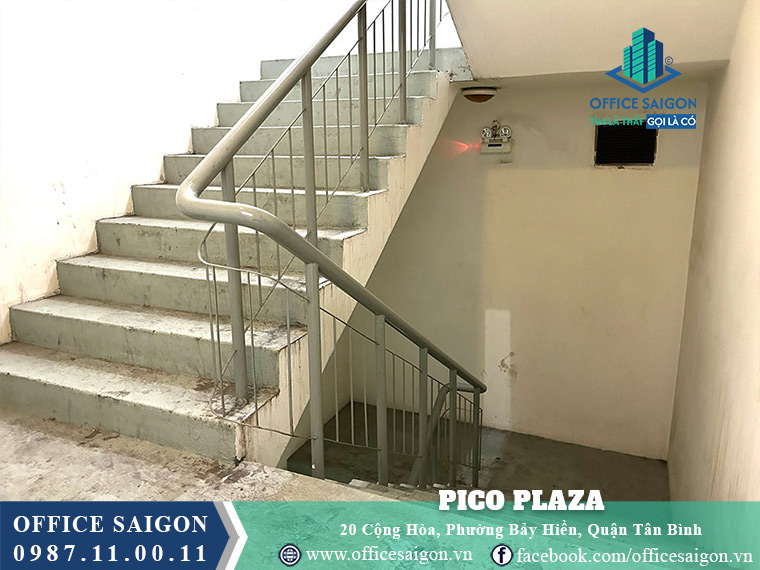 Thang bộ tòa nhà Pico Plaza Building Quận Tân Bình